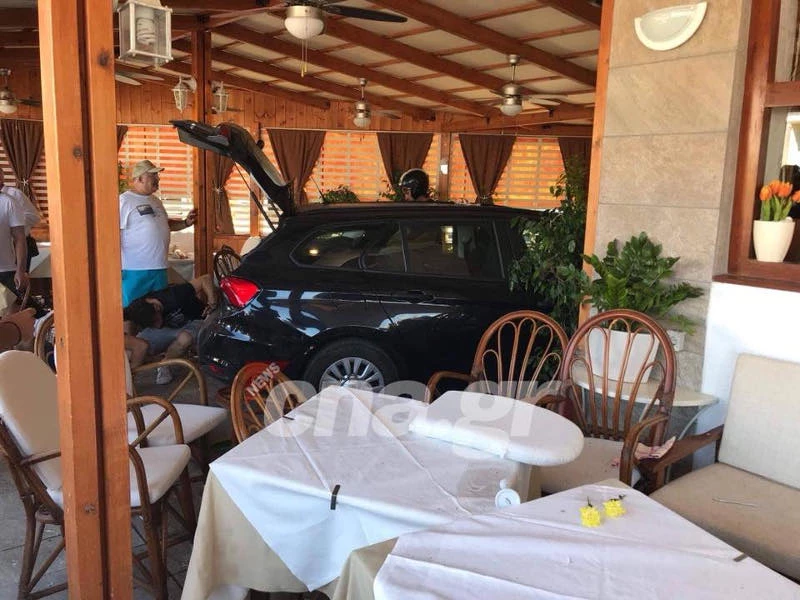 Πανικός στον Άγιο Νικόλαο: Οδηγός μπήκε με το αυτοκίνητο του μέσα σε εστιατόριο! (Εικόνες)